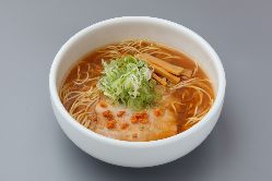 スープとしっかりと絡まる麺は細麺ながらも弾力があります