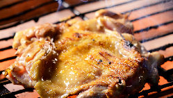 じっくりと焼き上げる串焼きや鶏もも一枚焼きなど鶏料理が自慢