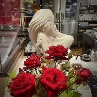 お気に入りオースチンの彫刻とバラ