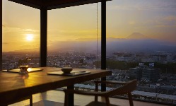 13 階からの富士山の眺望も食事とご一緒にお楽しみ頂けます。