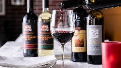 本場イタリア産を中心とした約30種の種類豊富なワインを常備