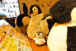 各テーブルには先客のペンギンさんがあなたを迎えてくれます♪