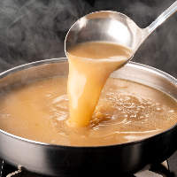 数種類の味噌をブレンドしたスープが自慢のもつ鍋味噌味。