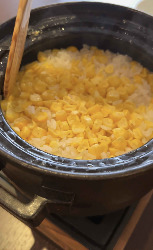 佐久産五郎兵衛米を土鍋ご飯で季節の食材と一緒に炊き込みご飯