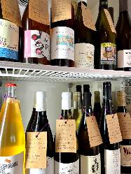自然派ワインの薄旨系が多く取り揃えています。日本酒もあり