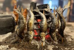 炭で原始焼きをして食べる焼き魚は見ていても絶品