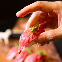 肉の甘味と酢飯の酸味がたまらない肉寿司は必食です