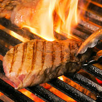 [旨味を凝縮] 炭火で豪快に焼き上げ肉汁と旨味を閉じ込めます！
