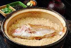 天然鯛を豪快に丸ごと一匹使い 土鍋で炊き上げる「鯛めし」