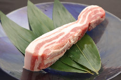 沖縄直送のやんばるアグー豚を当店でスライスして提供