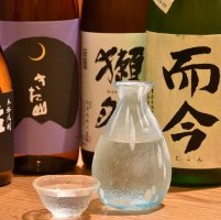 料理に合う日本酒も、多数取り揃えております。