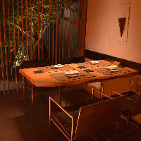 青竹並木を臨めるテーブル個室で食事と憩いのひとときを
