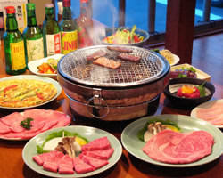 当店自慢の和牛焼肉と韓国料理数種。