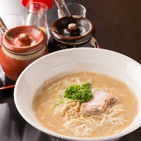 長浜ラーメンは、本格豚骨スープに極細ストレート麺！
