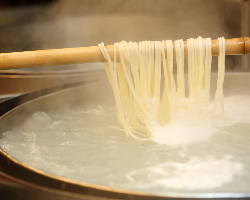 麺は豪産のASWという粉を使用し、いつでも生麺、湯がき立て！