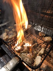 旬の食材を使用し、じっくりと炭火で焼き上げた料理を堪能！
