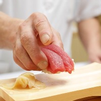 寛楽寿司の職人が握る本格的な寿司をご賞味あれ