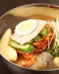 人気の冷麺はもっちりとした澄んだダシと韓国麺がポイント。