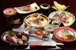 金沢の味をご堪能できるコースや会席料理を昼・夜、共にご用意。