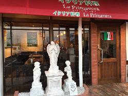 イタリア・ローマから取り寄せた女神像が当店のシンボルです