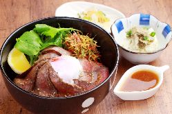 仙台牛ローストビーフ丼～蔵王地養卵の温玉添え～一番人気です！