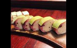 大阪発祥のバッテラ寿司を地元の金華さばを使って再現しました。