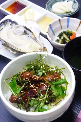 お昼は海鮮ランチ☆オススメは生かき付の【かき丼ランチセット】