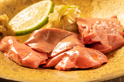 真空低温調理をした肉刺しが大人気です。特製のタレと薬味で。