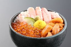 いくら、うに、蟹・・・海鮮丼で北海道の海鮮を食す！