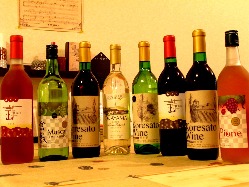 ワインも種類豊富に取り揃え。特にオススメは岡山産ワイン！