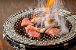 炭火の七輪で焼き上げる肉は絶品です♪