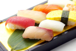 寿司の盛合せは「並にぎり」と「上にぎり」をそれぞれご用意◎
