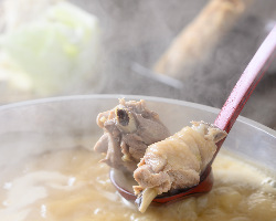 自慢の鶏鍋はコラーゲンたっぷり！鶏の旨味を堪能できる逸品。