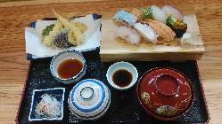 寿司御膳￥2,200 お寿司と天ぷら、茶碗蒸しもついてます